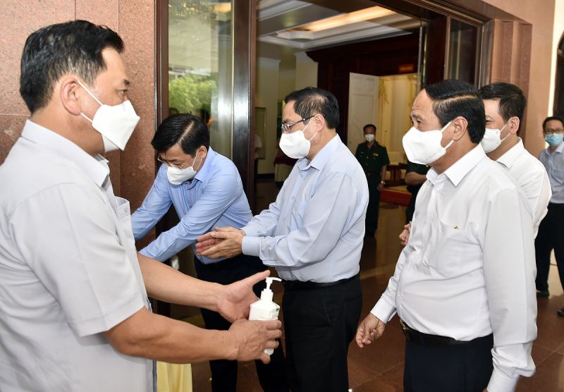Thủ tướng Phạm Minh Ch&iacute;nh thực hiện c&ocirc;ng t&aacute;c khử khuẩn trước khi v&agrave;o l&agrave;m việc với tỉnh Bắc Giang.