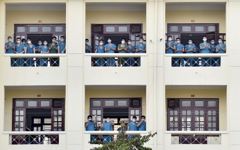 C&aacute;n bộ, chiến sĩ v&agrave; c&aacute;c lực lượng ở tuyến đầu chống dịch.