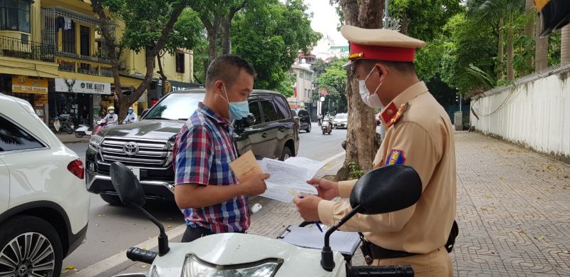 C&aacute;n bộ CSGT lập bi&ecirc;n bản xử l&yacute; đối với t&agrave;i xế dừng đỗ xe b&ecirc;n tr&aacute;i đường một chiều