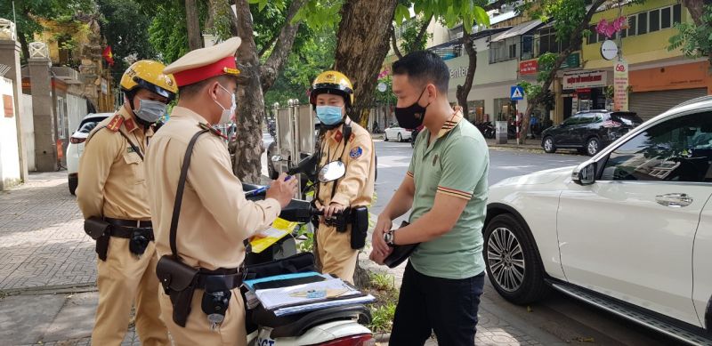 C&aacute;n bộ CSGT th&ocirc;ng b&aacute;o lỗi vi phạm dừng đỗ sai quy định đối với t&agrave;i xế