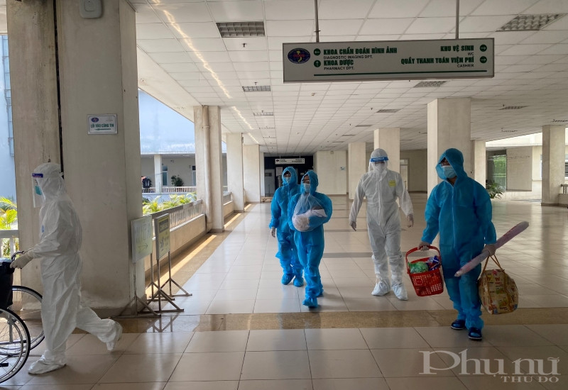 Y bác sĩ BV Bệnh Nhiệt đới TƯ hỗ trợ hai mẹ con bệnh nhân xuất viện.