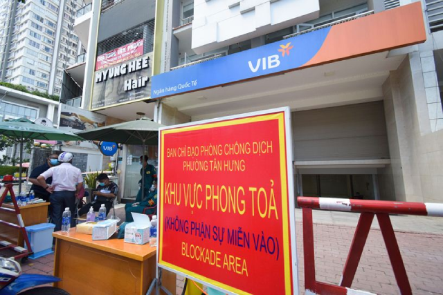 Phong tỏa địa điểm li&ecirc;n quan ca nghi nhiễm. Ảnh: HCDC