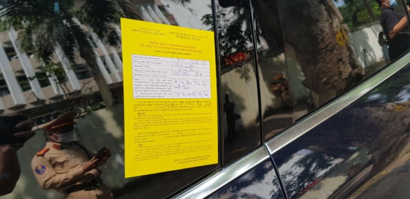 Xe dừng đỗ sai quy định bị d&aacute;n giấy phạt nguội