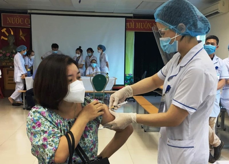 Tiêm chủng vắc-xin ngừa Covid-19 cho nhân viên tại khu công nghiệp.