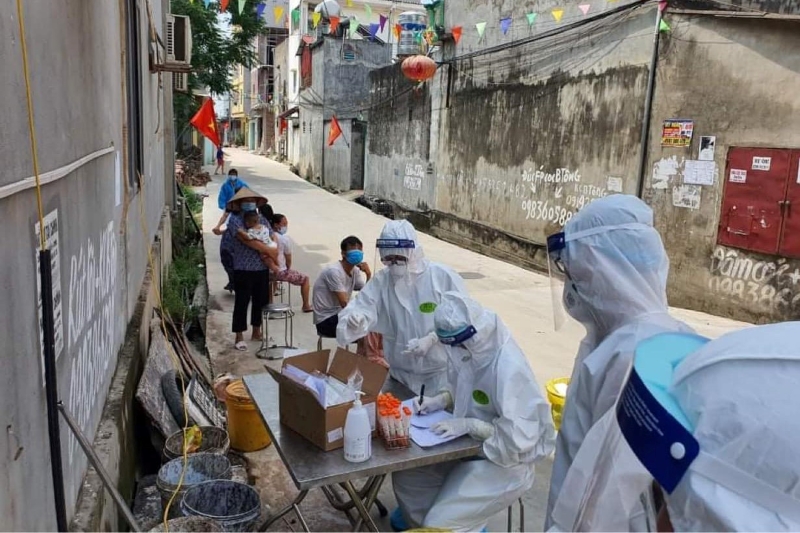 Đoàn cán bộ y tế tỉnh Quảng Ninh đi từng ngõ, gõ cửa từng nhà để triển khai việc lấy mẫu test nhanh tại Bắc Giang. Ảnh: Xuân Thắng Đoàn cán bộ y tế tỉnh Quảng Ninh đi từng ngõ, gõ cửa từng nhà để triển khai việc lấy mẫu test nhanh tại Bắc Giang. Ảnh: Xuân Thắng