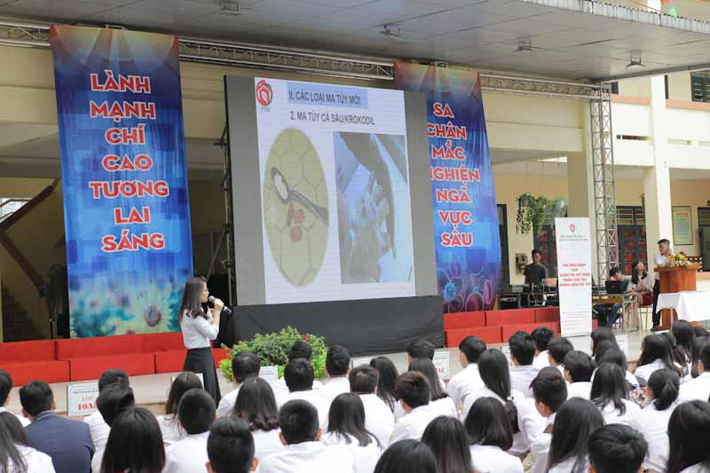 Đấu tranh phòng chống tội phạm về ma tuý là nhiệm vụ quan trọng, bức thiết của cả hệ thống chính trị, các cơ quan đoàn thể, nhà trường và gia đình. Đấu tranh phòng chống tội phạm về ma tuý là nhiệm vụ quan trọng, bức thiết của cả hệ thống chính trị, các cơ quan đoàn thể, nhà trường và gia đình.