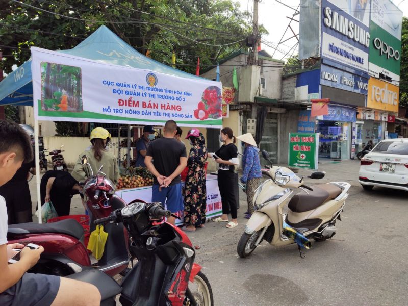 Người dân mua hàng tại điểm bán