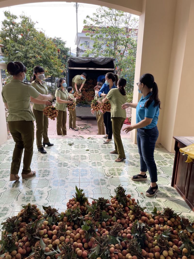 Cán bộ quản lý thị trường hồ hởi góp sức vận chuyển, tiêu thụ sản phẩm vải cho bà con Bắc Giang