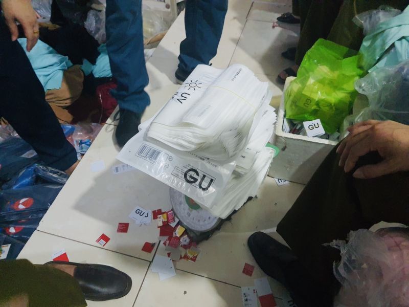 T&uacute;i ni-l&ocirc;ng in chữ GU