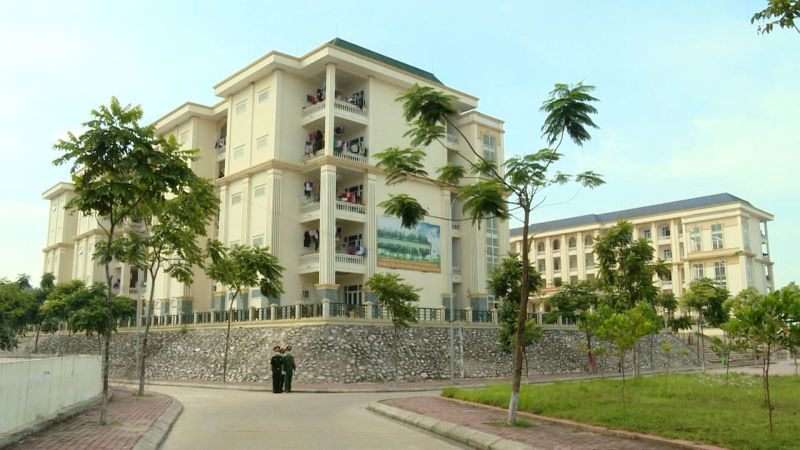 Chủ tịch H&agrave; Nội y&ecirc;u cầu giảm mật độ c&ocirc;ng d&acirc;n trong khu c&aacute;ch ly tập trung, tăng cường x&eacute;t nghiệm COVID-19.