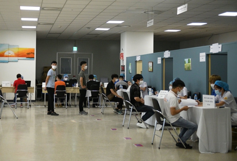 Công nhân Công ty Điện tử Samsung được tiêm vắc xin. Ảnh: Anh Tuấn Công nhân Công ty Điện tử Samsung được tiêm vắc xin. Ảnh: Anh Tuấn