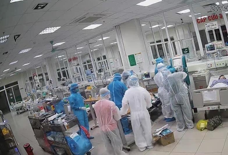 Bác sĩ BV Bệnh Nhiệt đới TƯ cấp cứu cho các bệnh nhân. Ảnh: Đặng Thanh Bác sĩ BV Bệnh Nhiệt đới TƯ cấp cứu cho các bệnh nhân. Ảnh: Đặng Thanh