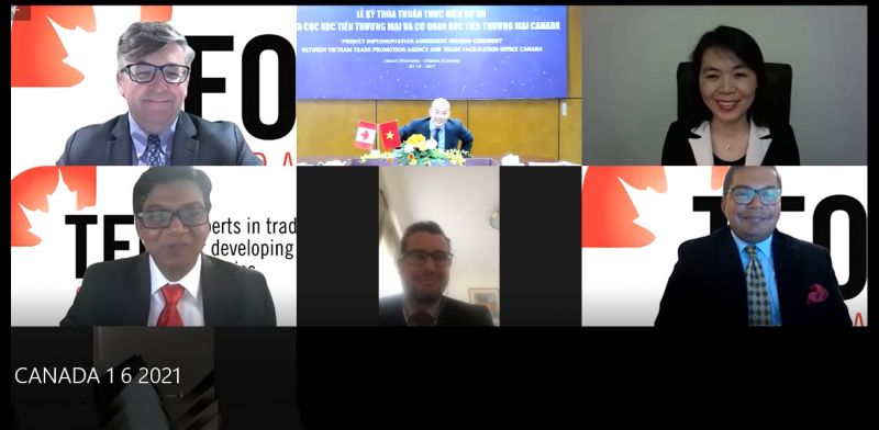 C&aacute;c đại biểu trao đổi trực tuyến