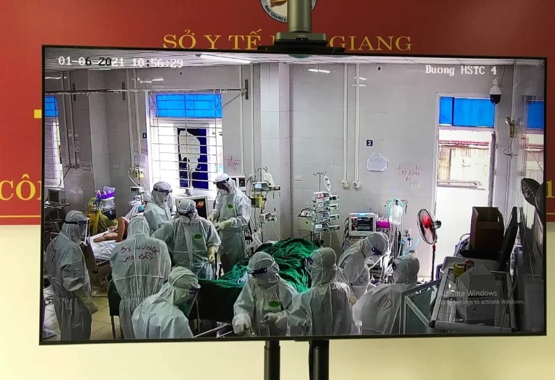 C&aacute;c y b&aacute;c sĩ Bệnh viện Chợ Rẫy đặt ECMO cho bệnh nh&acirc;n 61 tuổi s&aacute;ng 1/6.