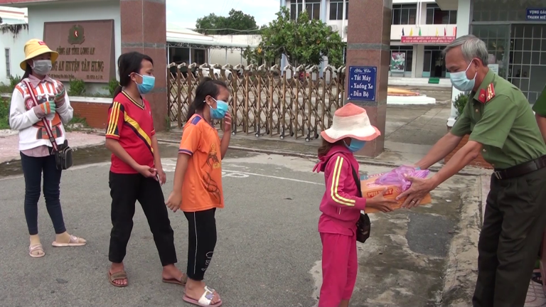 Trao tặng quà cho trẻ em có hoàn cảnh khó khăn bởi ảnh hưởng của dịch Covid-19