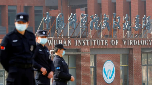 Nhân viên an ninh canh gác bên ngoài Viện Vi rút Vũ Hán ở tỉnh Hồ Bắc của Trung Quốc.