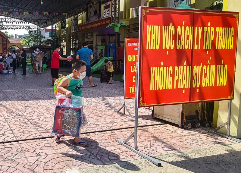 Các bé  hoàn thành thời gian cách ly y tế theo diện F1 của Trường Mầm non Lê Lợi (TP Bắc Giang, tỉnh Bắc Giang) ra về trong niềm vui của các gia đình. Ảnh: CTV