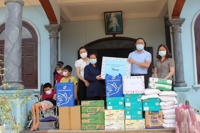 Lãnh đạo Huyện ủy, Hội LHPN huyện Mỹ Đức tặng quà cho cho các em nhỏ tại Mái ấm Thánh Tâm