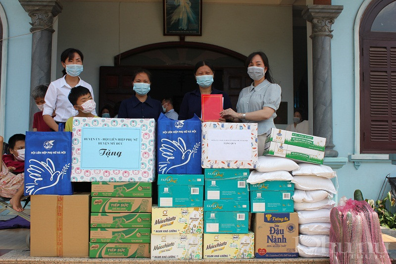 Lãnh đạo xã Xuy Xá tặng quà cho các em nhỏ