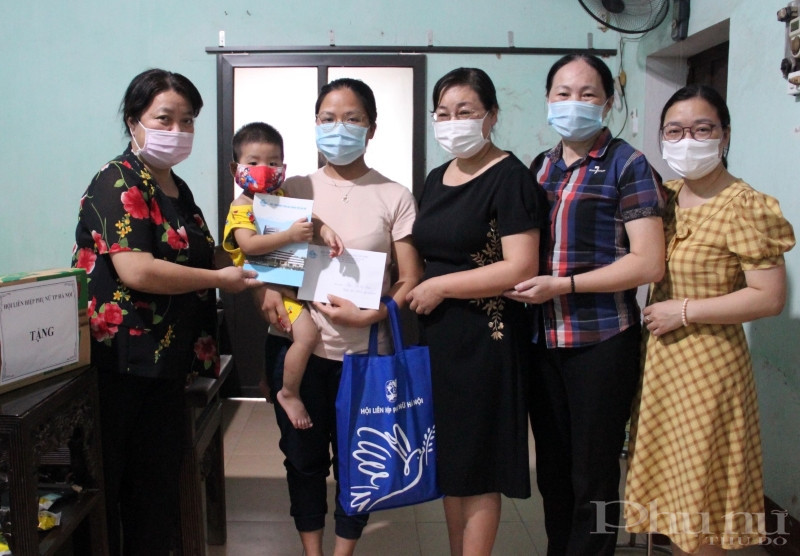 Tại chuyến thăm, Hội LHPN cũng có món quà là tình cảm của chị em hội viên phụ nữ gửi tới bác sĩ và con trai nhân ngày Quốc tế thiếu nhi 1/6.