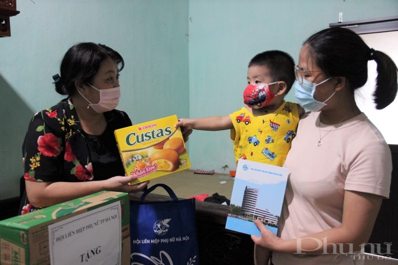 Chia sẻ với những vất vả khó diễn tả hết bằng lời của các nữ bác sĩ trực tiếp thực hiện truy vết, lấy mẫu xét nghiệm những trường hợp nghi mắc Covid-19, trong đó có bác sĩ Ngô Thị Hồng Nhung – đội trưởng Đội phản ứng nhanh, TTYT quận Bắc Từ Liêm, đồng chí Nguyễn Thị Thu Thủy mong rằng các y bác sĩ cũng gửi lời cảm ơn và bày tỏ: Mỗi y bác sĩ đều có hoàn cảnh riêng, nhưng tất cả đều đã vượt lên, hy sinh niềm vui riêng, nỗ lực hết mình vì sức khỏe, an toàn của người dân, đất nước.