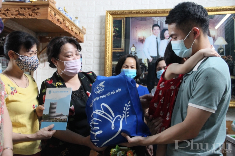 Gửi lời cảm ơn tới sự quan tâm, động viên kịp thời của cán bộ hội viên phụ nữ Hà Nội, gia đình chị Hạnh cũng tin tưởng rằng, Tôi tin rằng với sự cố gắng ngày đêm của lực lượng tuyến đầu chống dịch cũng như sự chung tay của người dân cả nước, dịch bệnh sẽ sớm được đẩy lùi để những người mẹ xa con nhỏ như tôi sớm được về nhà.