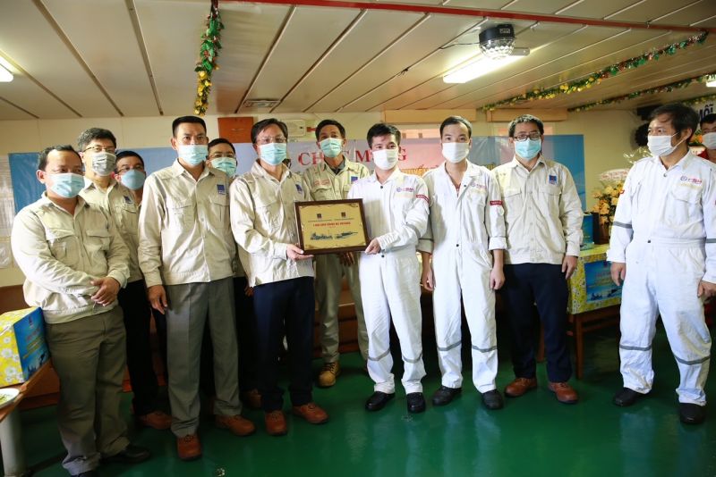 1, Tổng Giám đốc BSR Bùi Minh Tiến trao tặng biểu trưng ghi nhận chuyến dầu thô thứ 1.000 cho Thuyền trưởng tàu PVT Mercury.