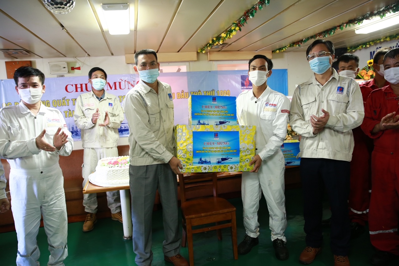 2, Công ty BSR tặng quà các thuyền viên nhân sự kiện này