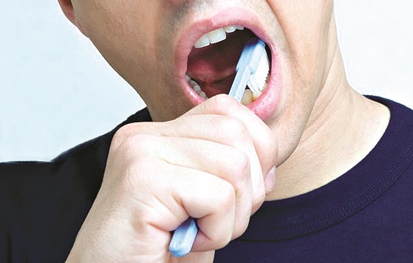 Nên đánh răng khi ra khỏi nhà - ảnh DK