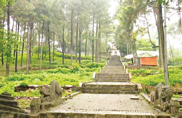 Bậc đ&aacute; đường l&ecirc;n ch&ugrave;a Trăm Gian