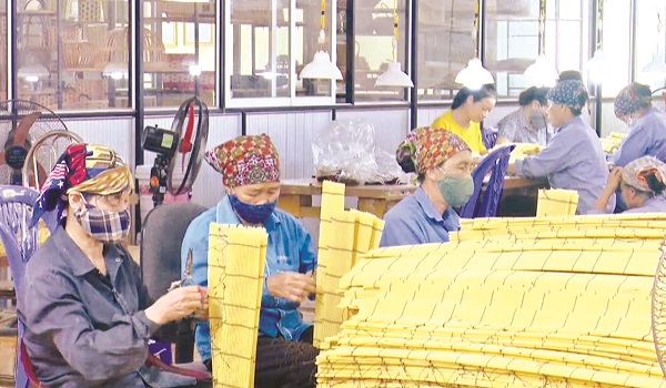 Người d&acirc;n x&atilde; Ti&ecirc;n Phương l&agrave;m nghề thủ c&ocirc;ng