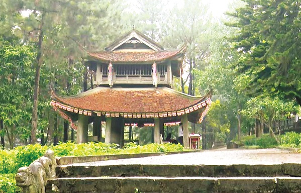 G&aacute;c chu&ocirc;ng ch&ugrave;a Trăm  Gian