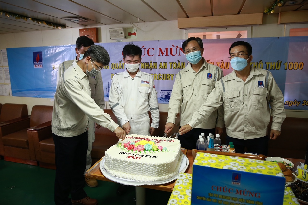 4, Cắt bánh chúc mừng sự kiện 1.000 chuyến dầu thô của BSR