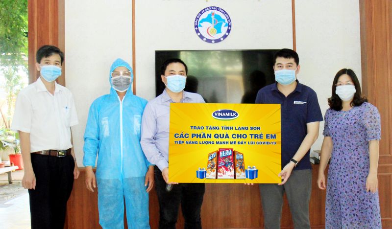 Vinamilk dành tặng 3000 phần quà 1/6 đến với các em nhỏ tại 7 tỉnh đang cách ly tập trung vì dịch bệnh Vinamilk dành tặng 3000 phần quà 1/6 đến với các em nhỏ tại 7 tỉnh đang cách ly tập trung vì dịch bệnh