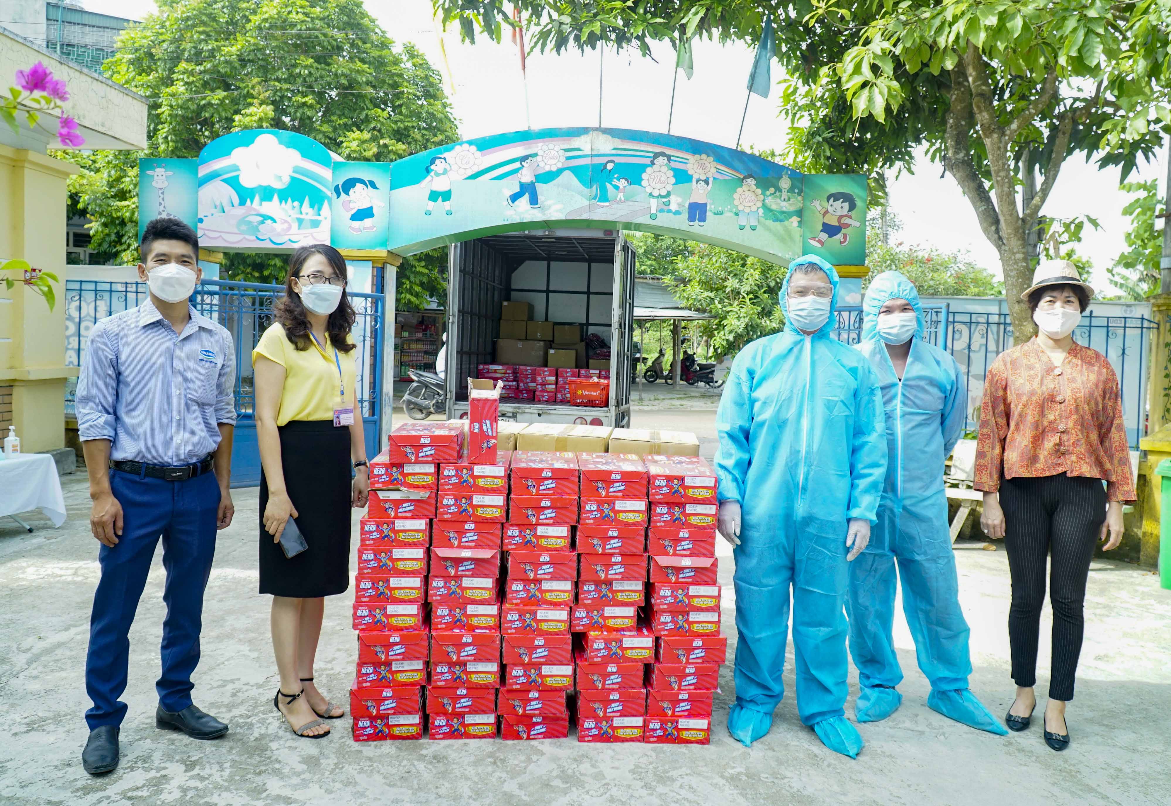 3.000 phần quà 1/6 của Vinamilk đến với các trẻ em đang cách ly tại 7 địa phương là “điểm nóng" Covid-19 - ảnh 2