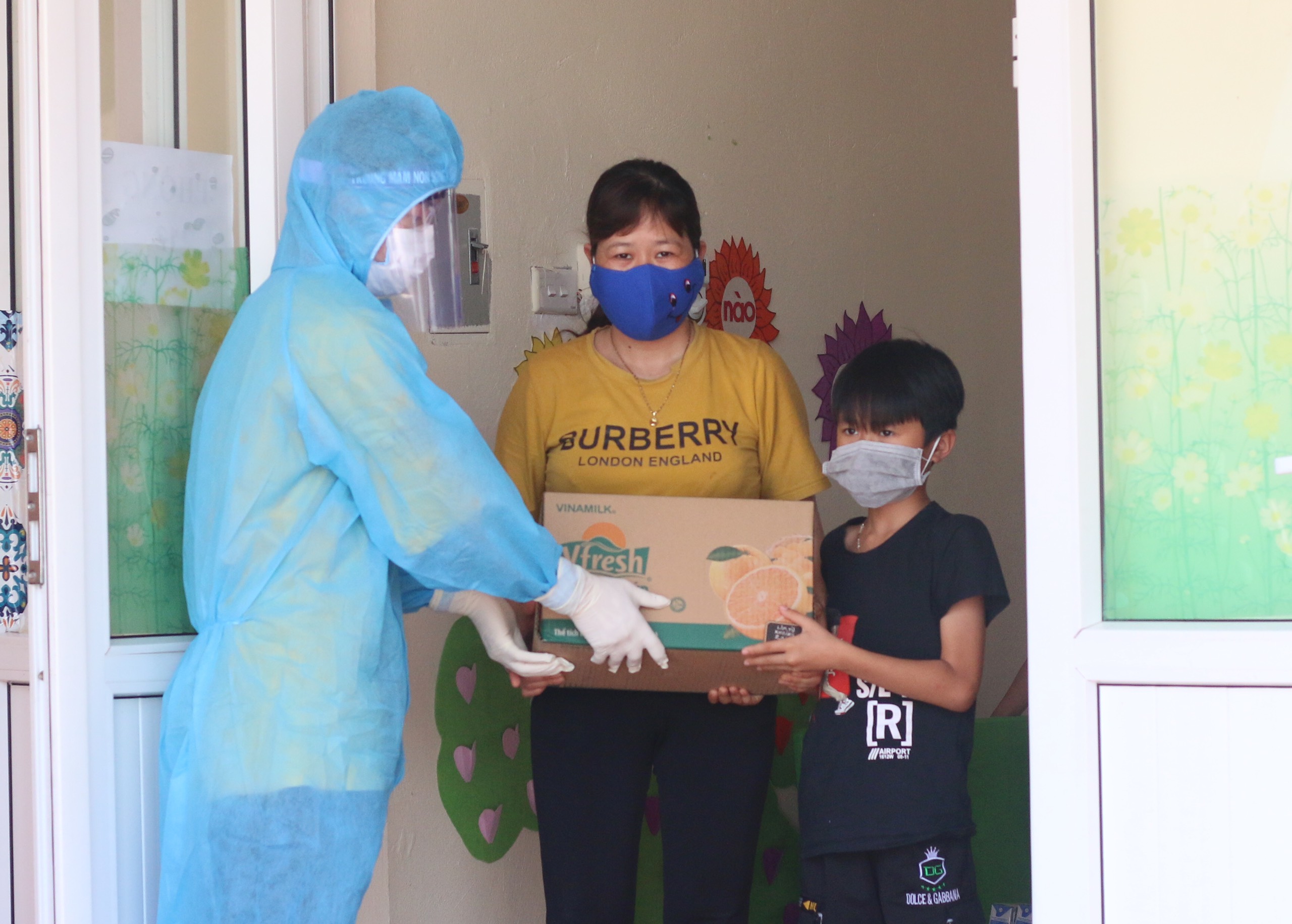 3.000 phần quà 1/6 của Vinamilk đến với các trẻ em đang cách ly tại 7 địa phương là “điểm nóng" Covid-19 - ảnh 9