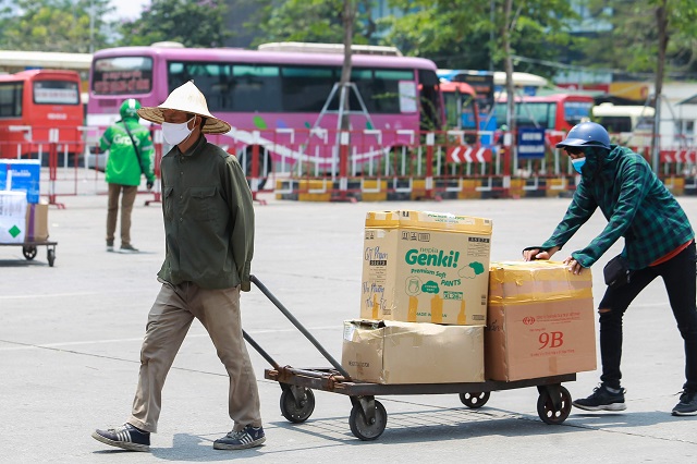 Người lao động nhọc nhằn mưu sinh dưới trời nắng n&oacute;ng tại Bến xe Mỹ Đ&igrave;nh. Ảnh: Duy Kh&aacute;nh