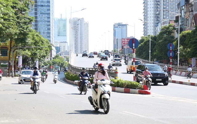 Người d&acirc;n Thủ đ&ocirc; ra đường phải trang bị đồ chống nắng để bảo vệ sức khỏe. Ảnh: Thanh Hải