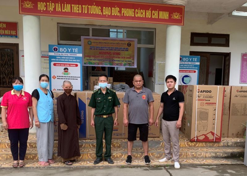 Ph&oacute; B&iacute; thư x&atilde; X&iacute;n C&aacute;i, Trưởng đồn Bi&ecirc;n ph&ograve;ng X&iacute;n C&aacute;i (M&egrave;o Vạc, H&agrave; Giang) Kim Đ&igrave;nh Tư, Sư c&ocirc; Th&iacute;ch nữ Phủ Chiếu c&ugrave;ng đại diện đo&agrave;n thiện nguyện Sen V&agrave;ng tại buổi trao qu&agrave; hỗ trợ