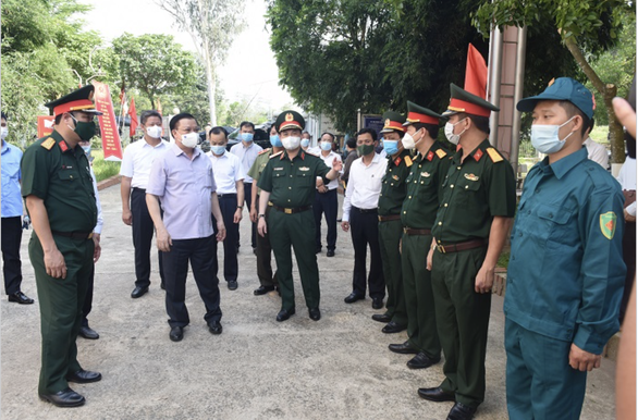 B&iacute; thư Th&agrave;nh ủy H&agrave; Nội Đinh Tiến Dũng đi kiểm tra tại khu c&aacute;ch ly Trung t&acirc;m gi&aacute;o dục quốc ph&ograve;ng an ninh - Đại học Quốc gia H&agrave; Nội - Ảnh: HNM