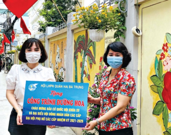 Hội LHPN quận Hai Bà Trưng gắn biển công trình tuyến đường nở hoa của Hội LHPN phường Quỳnh Lôi Hội LHPN quận Hai Bà Trưng gắn biển công trình tuyến đường nở hoa của Hội LHPN phường Quỳnh Lôi
