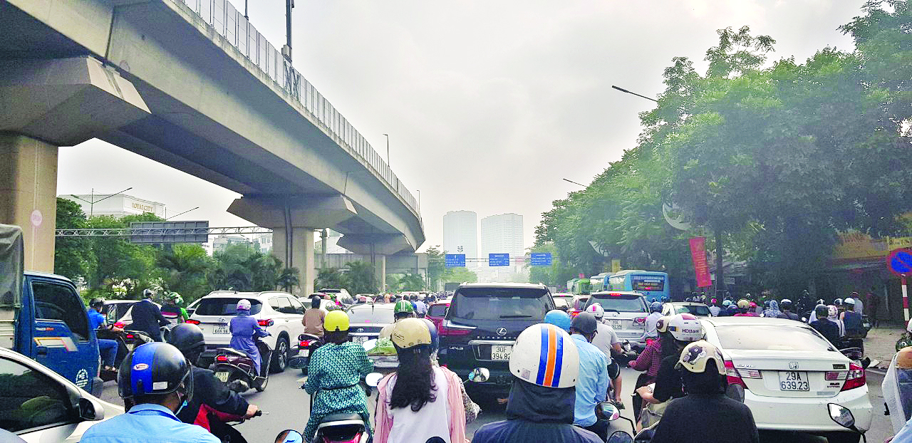 Đường sắt trên cao Cát Linh – Hà Đông đi vào hoạt động sẽ giúp cho tuyến đường Nguyễn Trãi bớt ùn tắc, nhất là điểm nút Ngã Tư Sở Đường sắt trên cao Cát Linh – Hà Đông đi vào hoạt động sẽ giúp cho tuyến đường Nguyễn Trãi bớt ùn tắc, nhất là điểm nút Ngã Tư Sở