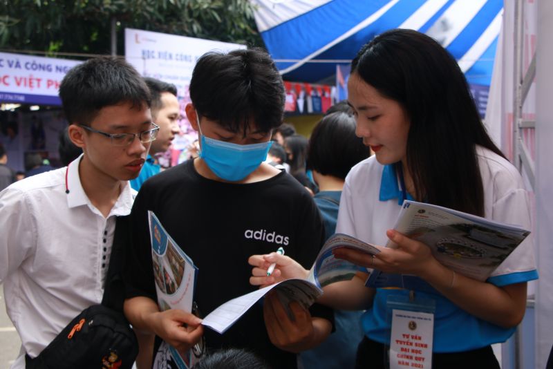 Các thí sinh tìm hiểu thông tin tại Ngày hội tuyển sinh các trường đại học, cao đẳng năm 2021 (Ảnh: H.Lan)