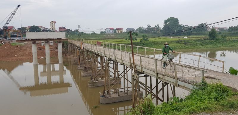 Ông Nguyễn Văn Lương hằng ngày đi qua cây cầu Ngọc Hà và mong muốn cầu mới xây dựng tiếp để đi vào sử dụng Ông Nguyễn Văn Lương hằng ngày đi qua cây cầu Ngọc Hà và mong muốn cầu mới xây dựng tiếp để đi vào sử dụng