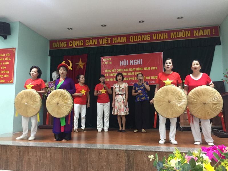 Người cao tuổi nên tham gia các CLB làm phong phú đời sống tinh thần để sống vui, sống khỏe – Câu lạc bộ Hoa Hướng Dương (Hội Người cao tuổi phường Mễ Trì, quận Nam Từ Liêm) đang luyện tập văn nghệ cùng nhau (Ảnh: T.Hà)