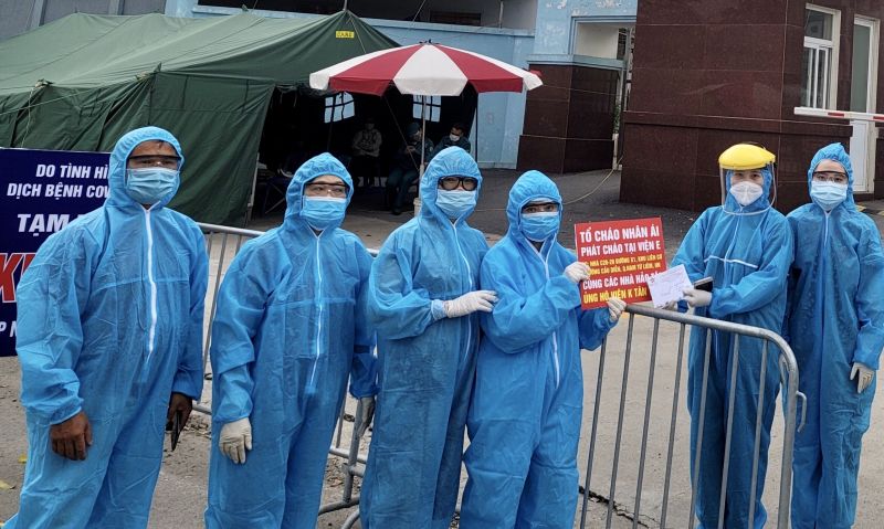 Cô Anh Thư (thứ 2 từ phải qua) đại diện phụ nữ Chi hội 3, phường Dịch Vọng trao “Nồi cháo yêu thương” đến bệnh viện K cơ sở Tân Triều – thời điểm bị phong tỏa do dịch Covid-19, tháng 5/2021 (Ảnh:HPN)