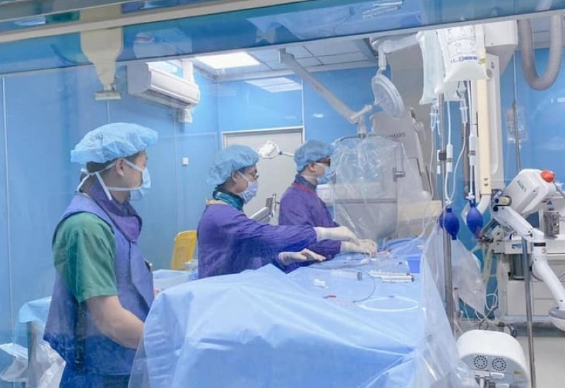 C&aacute;c b&aacute;c sĩ tiến h&agrave;nh mổ cấp cứu cho bệnh nh&acirc;n.