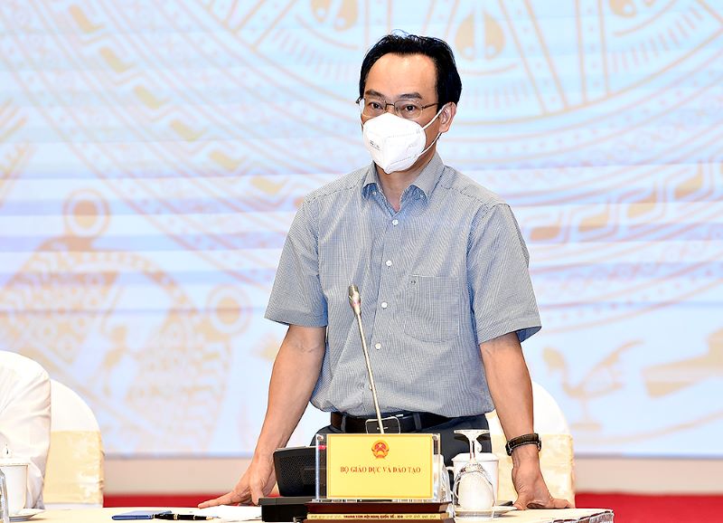 Thứ trưởng Bộ Giáo dục và Đào tạo Hoàng Minh Sơn trả lời các nhà báo. Ảnh: VGP/Nhật Bắc