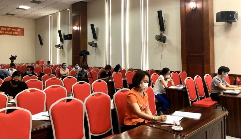 Hội nghị được thực hiện dưới hình thức trực tuyến, tại Hội trường Hội LHPN Hà Nội, các cán bộ Hội ngồi giữ khoảng cách để đảm bảo nguyên tắc phòng chống dịch