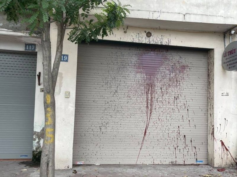 Căn nhà chị H bị ném chất bẩn